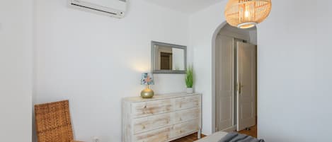 2 habitaciones y tabla de planchar con plancha