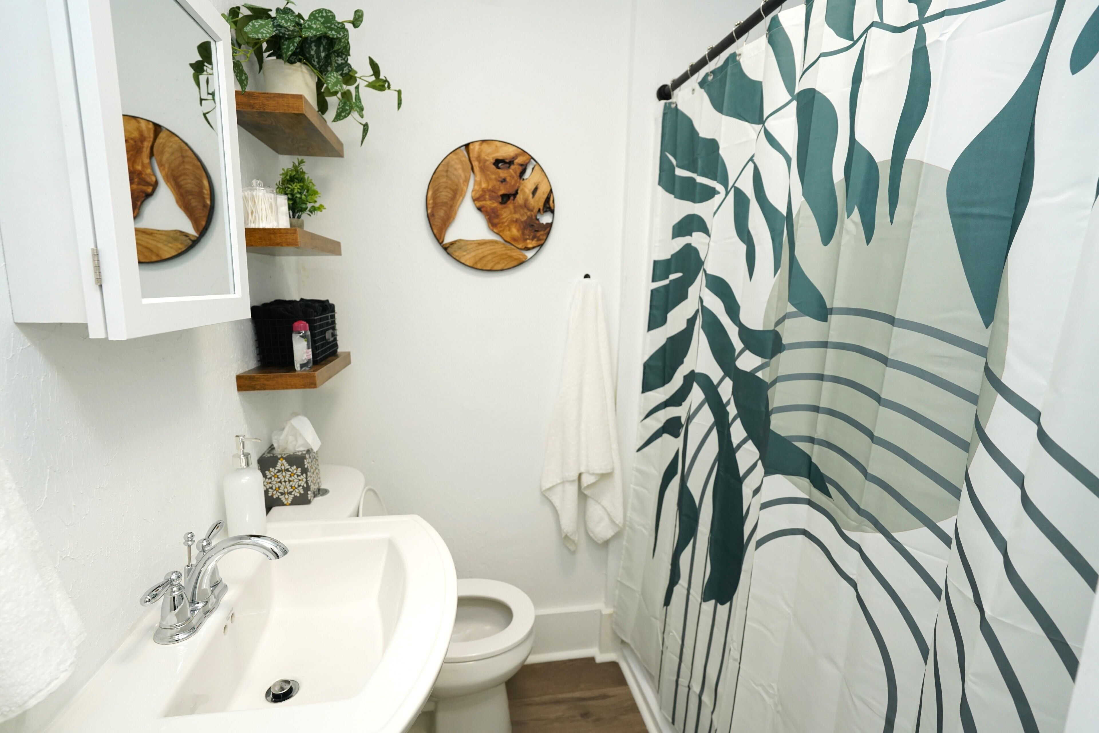 Haartrockner, Handtücher, Seife, Shampoo