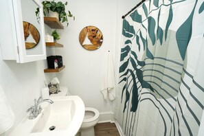 Een haardroger, handdoeken, zeep, shampoo