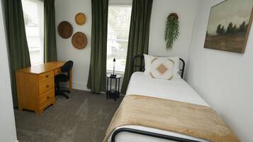 4 chambres, bureau, fer et planche Ă repasser, lit parapluie