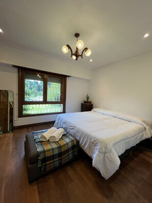 Basic Room, 1 King Bed, Shared Bathroom, Pool View | Iron/ironing board, free WiFi, bed sheets - La Bernardina Hostel (Tandil)