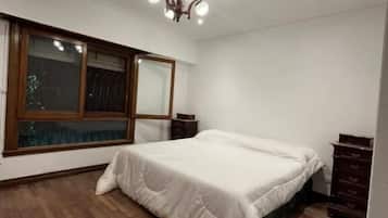 Camera Basic, 1 letto king, bagno condiviso, vista piscina | Ferro/asse da stiro, Wi-Fi gratuito, lenzuola