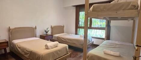 Phòng tập thể cơ bản, phòng tập thể nam và nữ, quang cảnh công viên | Bàn ủi/dụng cụ ủi quần áo, truy cập Internet không dây miễn phí