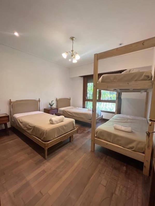 Fer et planche à repasser, Wi-Fi gratuit, draps fournis