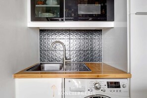 Fridge, stovetop, coffee/tea maker, toaster