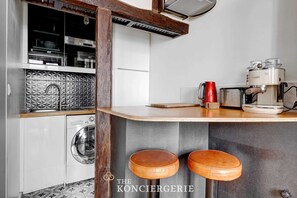 Fridge, stovetop, coffee/tea maker, toaster - Sejour cosy entre Marais et Bastille (Paris)