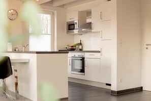 Réfrigérateur, four, lave-vaisselle, cafetière/bouilloire