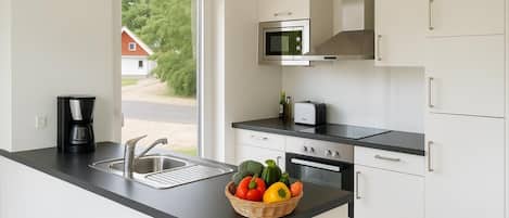 Kühlschrank, Ofen, Geschirrspüler, Wasserkocher mit Kaffee-/Teezubehör