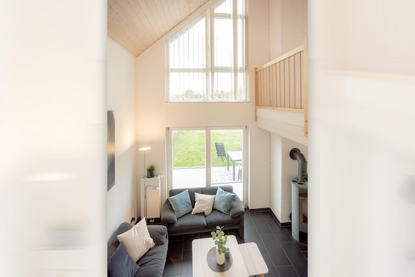 Lichtdurchfluteter Wohnbereich mit Blick ins Grüne