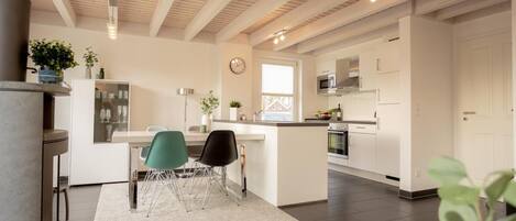 Réfrigérateur, four, lave-vaisselle, cafetière/bouilloire