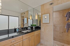 Dusche, Haartrockner, Handtücher