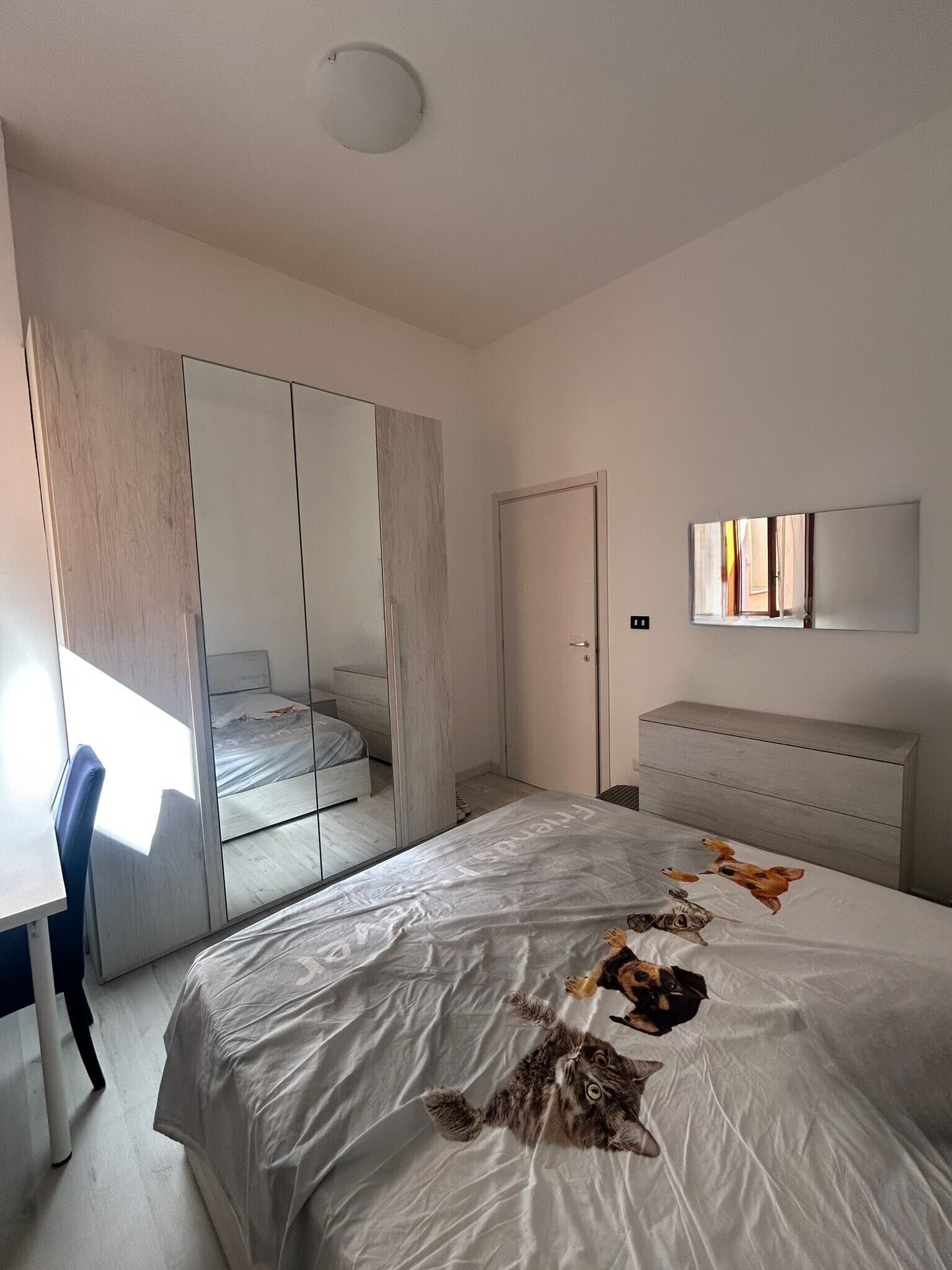 3 camere, una scrivania, lenzuola