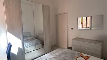 3 bedrooms, desk, bed sheets
