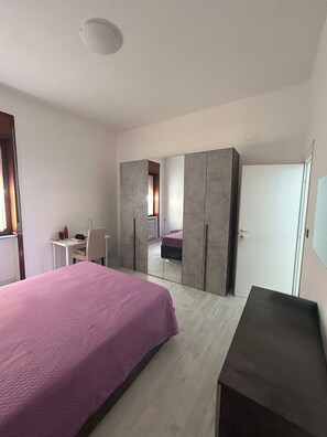3 Schlafzimmer, Schreibtisch, Bettwäsche