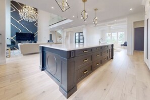 Interior - Lucky Mansion - a Luxury Villa in Fort Erie ! (Fort Erie)