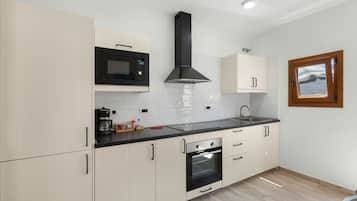 Frigorifero, microonde, forno, piano cottura