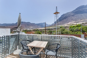 Outdoor dining - Vacation Home 'El Blanquizal A' with Mountain View, Wi-Fi and Air Conditioning (La Aldea de San Nicolás)