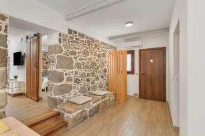 2 quartos, ferros/tábuas de passar roupa, Wi-Fi, roupa de cama