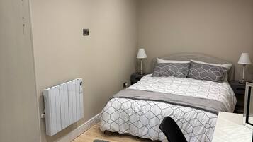 1 habitación, tabla de planchar con plancha, wifi y ropa de cama