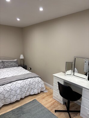 1 habitación, tabla de planchar con plancha, wifi y ropa de cama