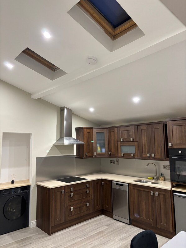 Microwave, oven, stovetop, dishwasher - Modern and secure 1-bedroom apartment in Oldcastle - Sleeps 2 -4 people (Oldcastle)