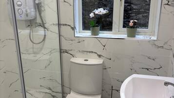 Secadora de cabello, toallas, jabón, papel de baño