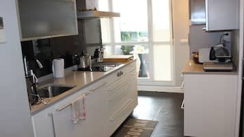 Frigorifero, microonde, forno, piano cottura