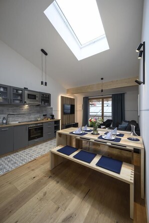 Réfrigérateur, four, lave-vaisselle, cafetière/bouilloire