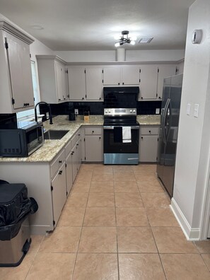 Private kitchen - Cool 3-bedroom house with Central AC/Heat, Ultra fast WIFI in Belle Rose (Belle Rose)