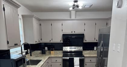 Cool 3-bedroom house with Central AC/Heat, Ultra fast WIFI in Belle Rose