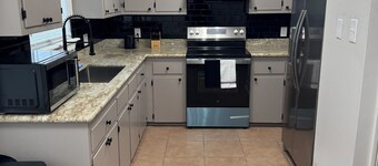 Cool 3-bedroom house with Central AC/Heat, Ultra fast WIFI in Belle Rose