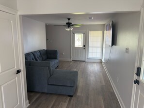 Living area - Cool 3-bedroom house with Central AC/Heat, Ultra fast WIFI in Belle Rose (Belle Rose)