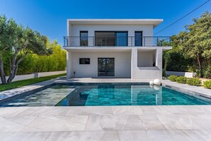 Unclassified image, 4 of 38, button