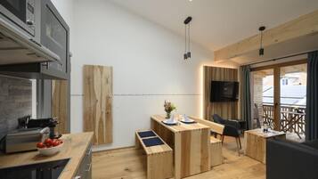 Kühlschrank, Ofen, Geschirrspüler, Wasserkocher mit Kaffee-/Teezubehör