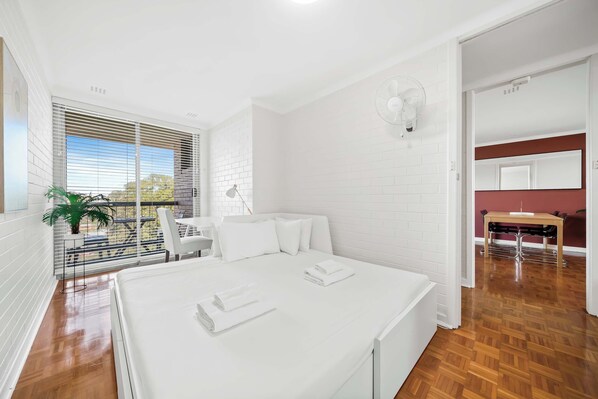 2 bedrooms, iron/ironing board, internet, bed sheets