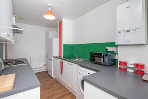 Réfrigérateur, four, plaque de cuisson, grille-pain