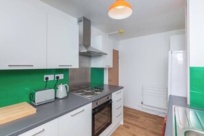 Frigorífic, forn, placa de cuina i torradora 