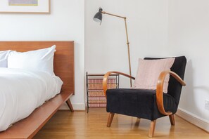 1 sovrum, strykjärn/strykbräda och sängkläder