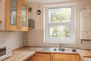 Fridge, microwave, oven, stovetop - Charming 1-Bed Flat, Light-Filled & Airy (Greater London)