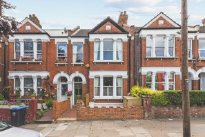 Exterior - Modern 2 Bed Luxury Home with Garden (Greater London)