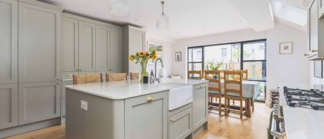 冰箱、微波炉、烤箱、炉灶