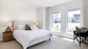 4 bedrooms, desk, WiFi