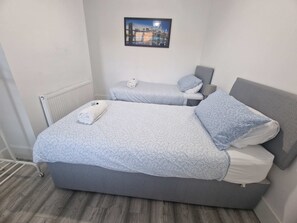 4 bedrooms, iron/ironing board, Internet, bed sheets