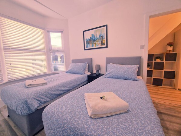 4 bedrooms, iron/ironing board, Internet, bed sheets
