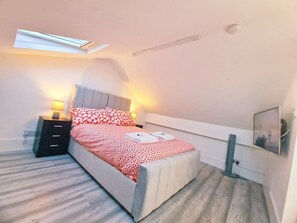 4 bedrooms, iron/ironing board, internet, bed sheets