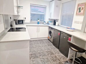 Microondas, horno, placa de cocina y tostadora