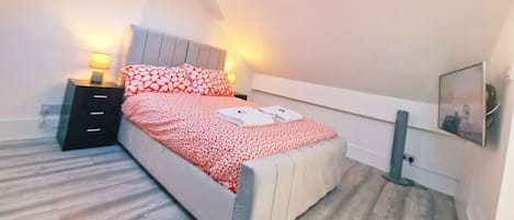 4 bedrooms, iron/ironing board, Internet, bed sheets