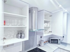 Micro-ondes, four, plaque de cuisson, grille-pain