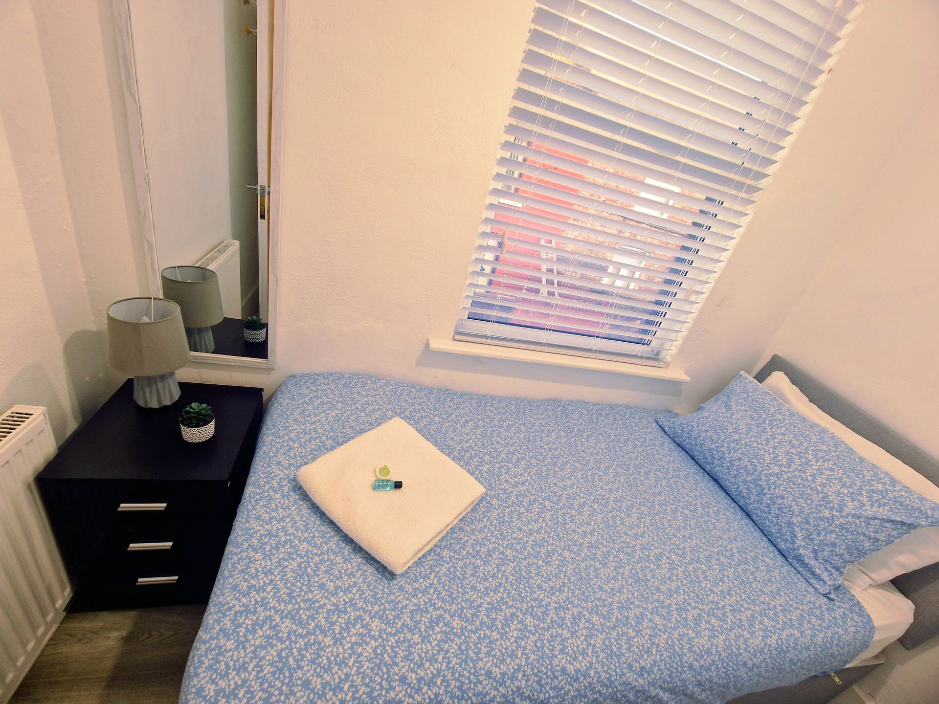 4 bedrooms, iron/ironing board, internet, bed sheets