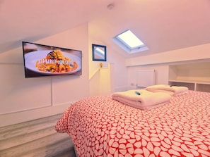 4 bedrooms, iron/ironing board, internet, bed sheets